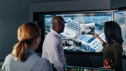 Mensen die naar de interface voor incidentenmanagement in Genetec Mission Control kijken