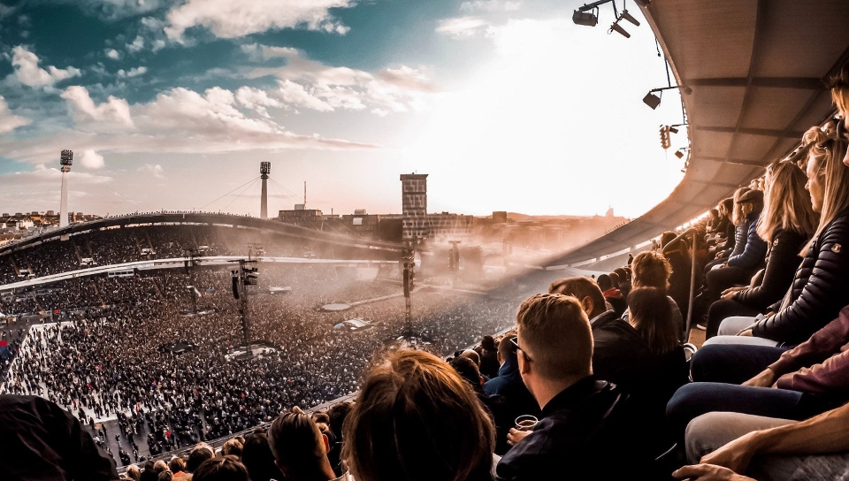 Fans assistant à un événement sportif dans un stade